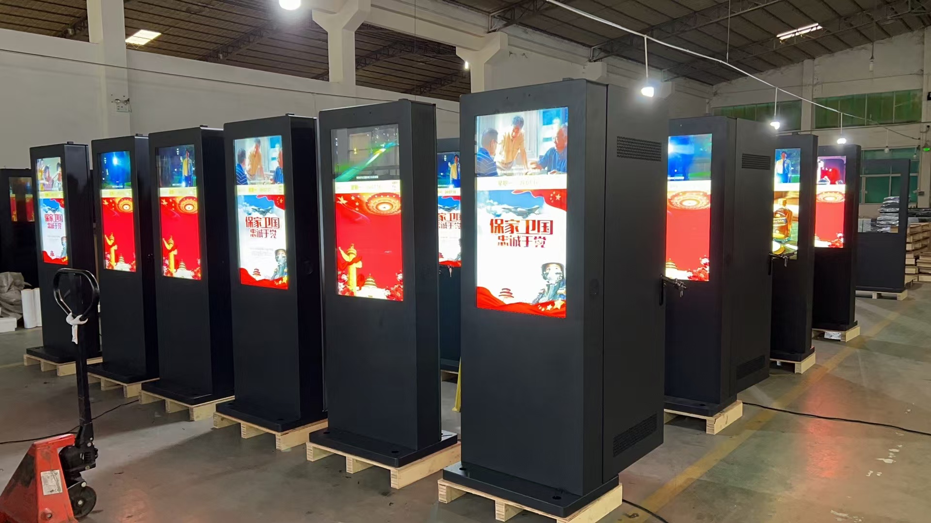 Choosing the Perfect Outdoor Digital Signage: Debunking Common Myths